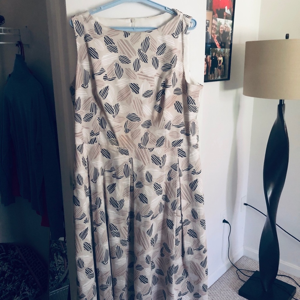 Dresses - Picture 7 of 8